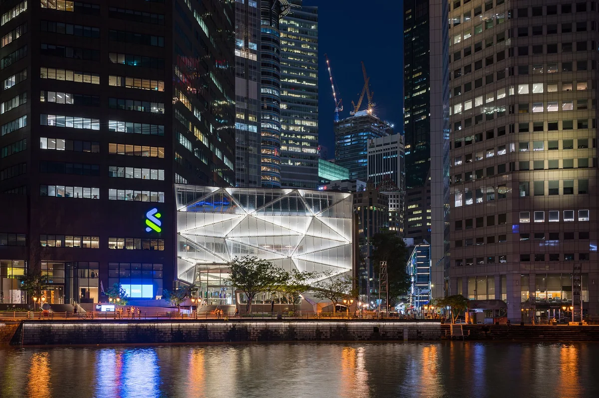 隔着新加坡河望向市中心商业区的夜间灯火与水面倒影